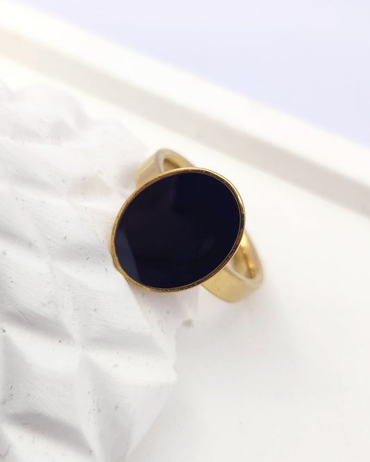 Chic Black Oval Signet Ring - 18k Gold Plated