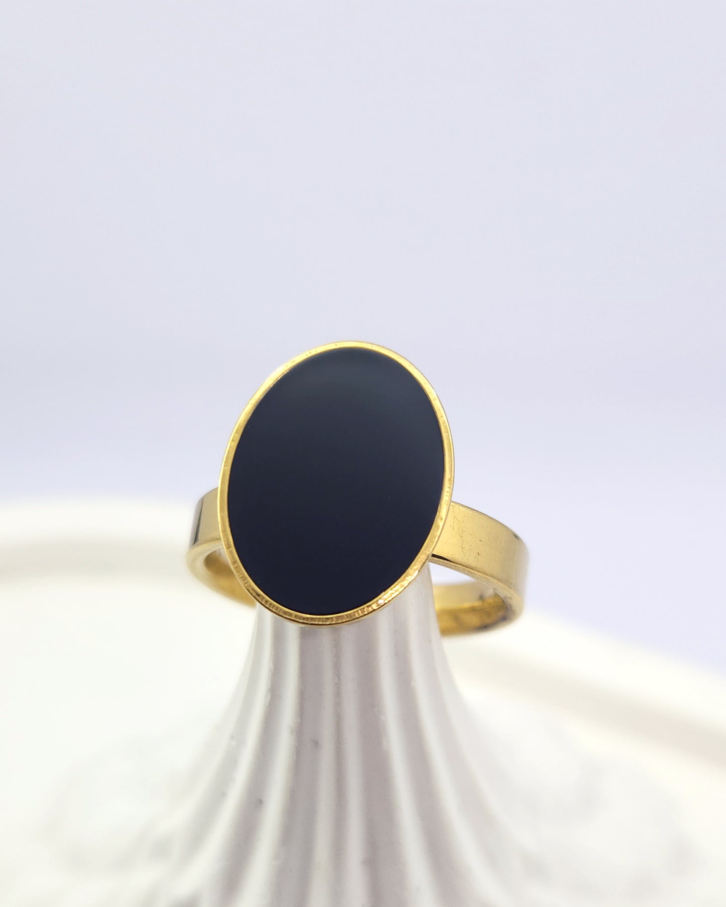 Chic Black Oval Signet Ring - 18k Gold Plated