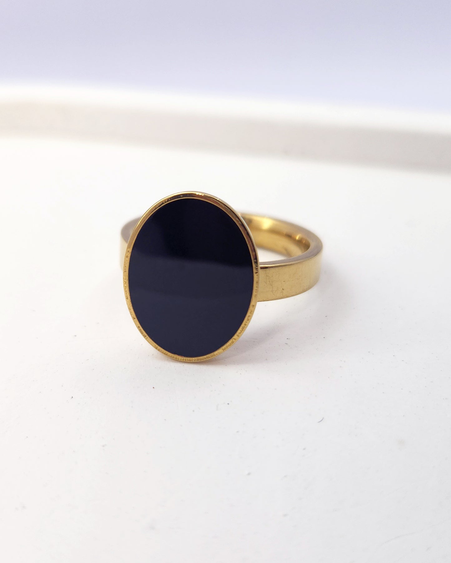 Chic Black Oval Signet Ring - 18k Gold Plated