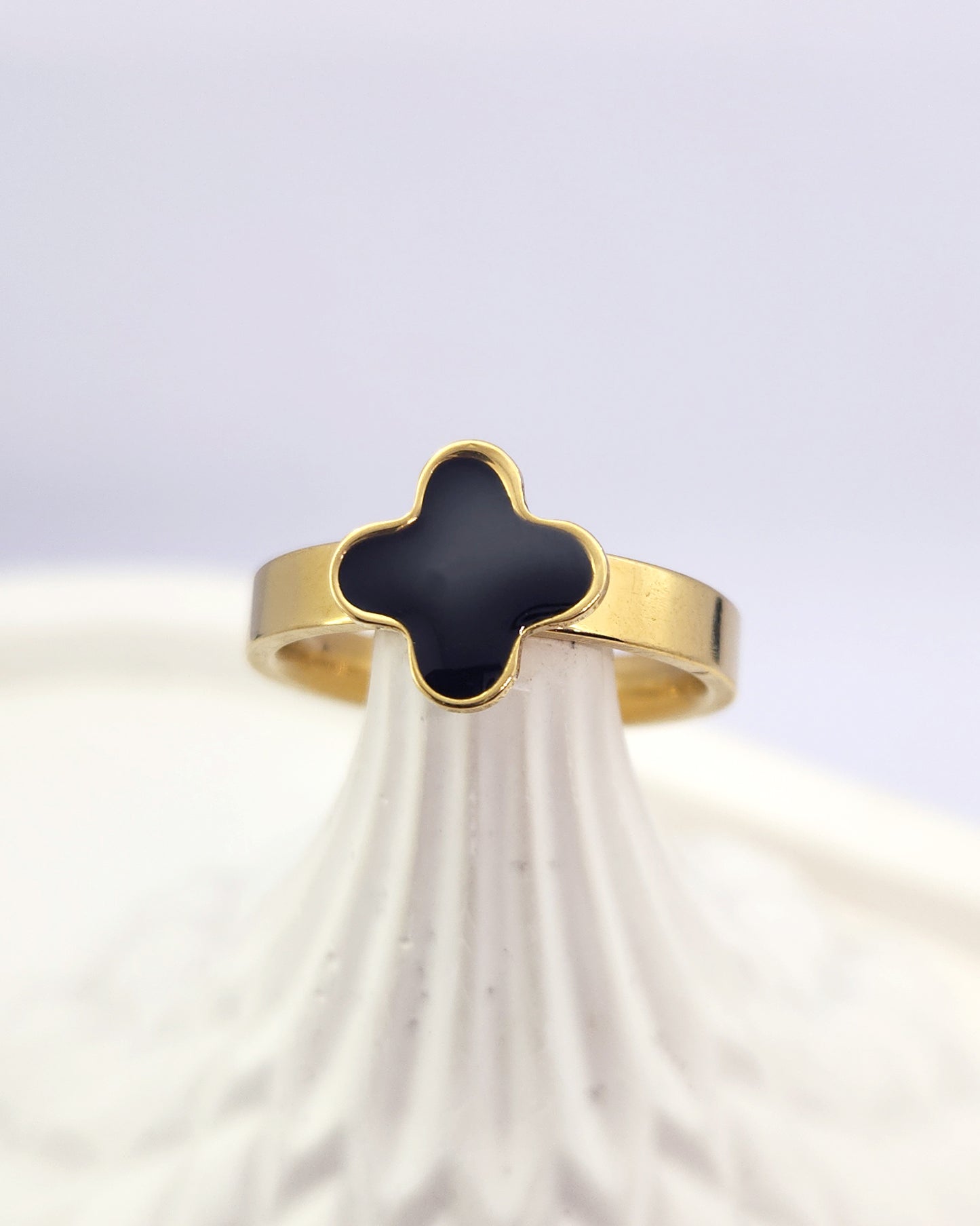 Chic Clover Ring in Black & Gold - 18k Gold Plated