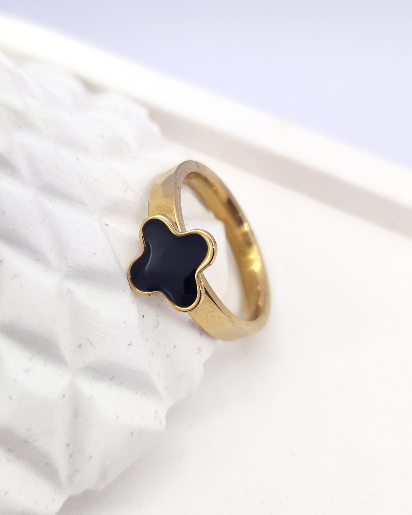 Chic Clover Ring in Black & Gold - 18k Gold Plated
