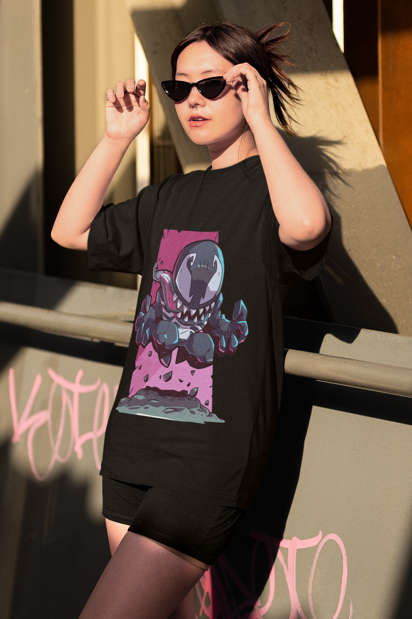 Chibi Venom Style: Oversized Black Unisex Tee