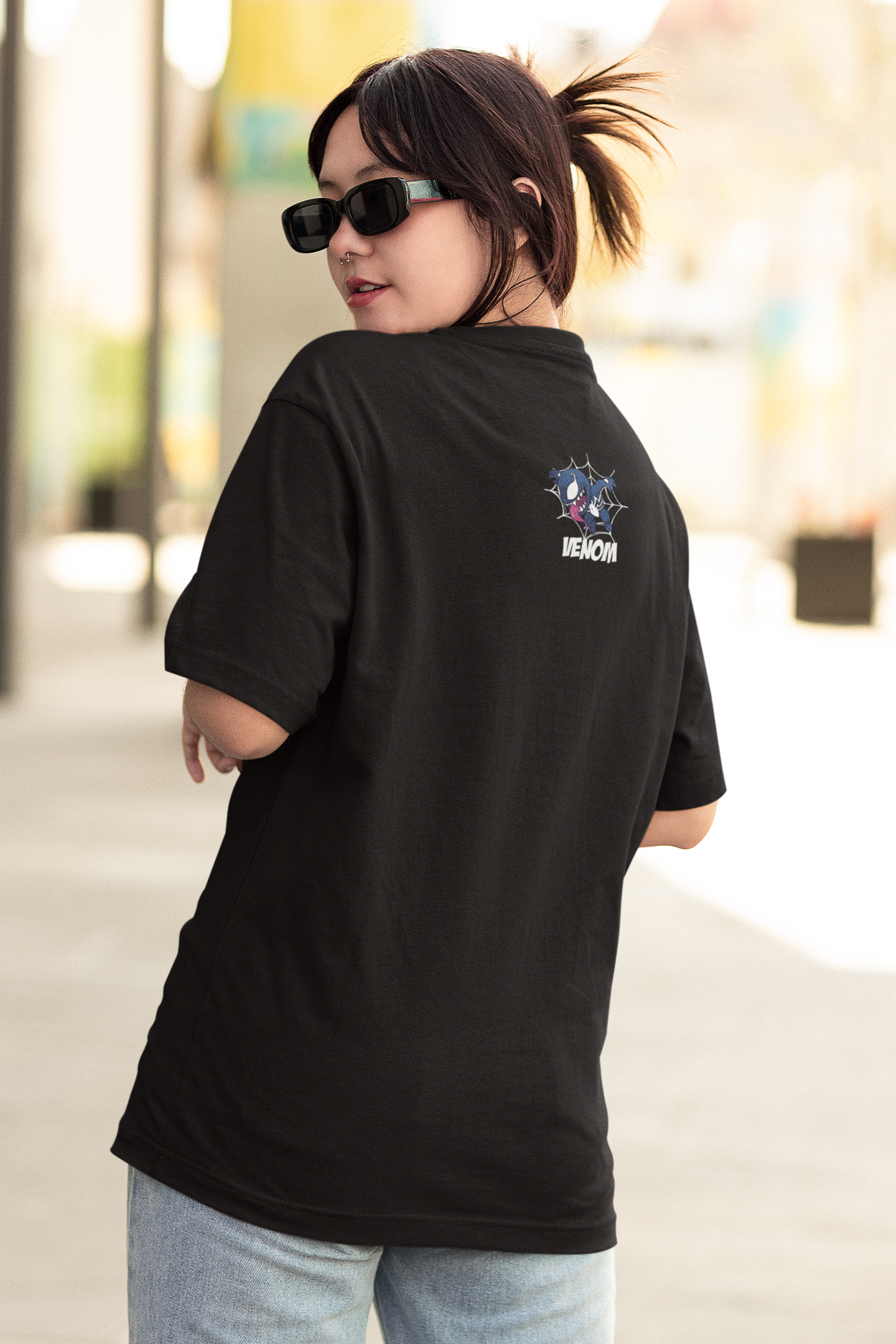 Chibi Venom Style: Oversized Black Unisex Tee