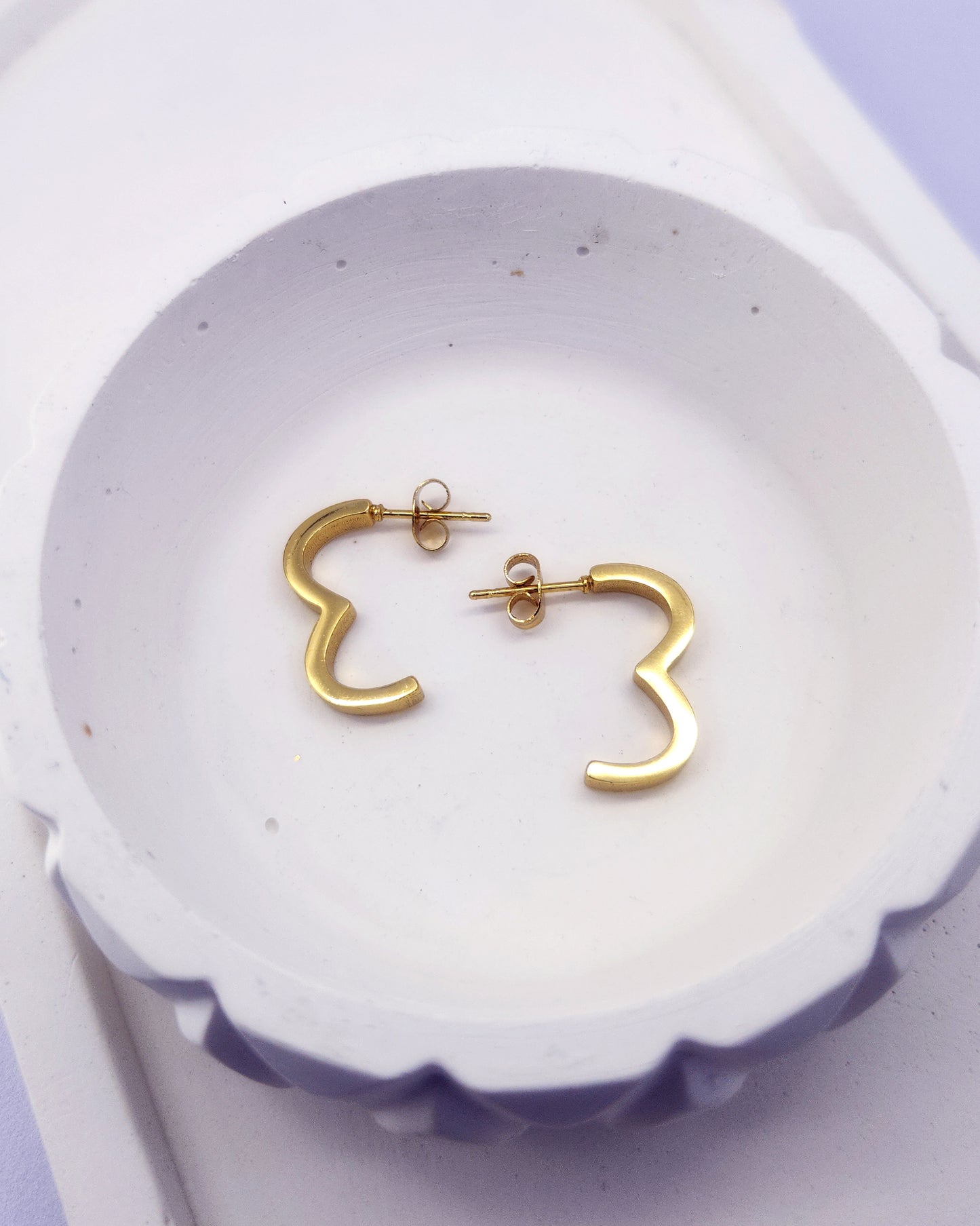 E-Shaped Open Hoops